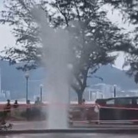 台风逼近香港，海水倒灌惊现3米高喷泉，市民紧急应对