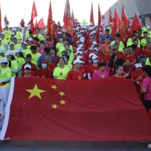 阅兵庆典下的温情，广东串串店老板豪掷6万请客，共庆祖国华诞