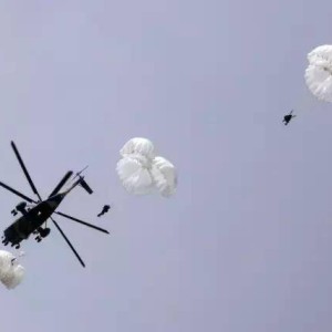 广东自媒体空降兵班组轻武器全体验，从跳伞到射击，感受特种兵的极限挑战