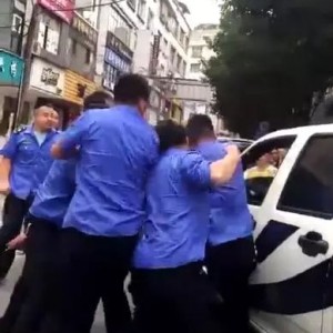 南昌女子街头遭陌生男子摸头，警方迅速通报引发社会关注