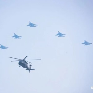 空中的忠诚，3架阅兵备份机临近天安门时返航的感动时刻