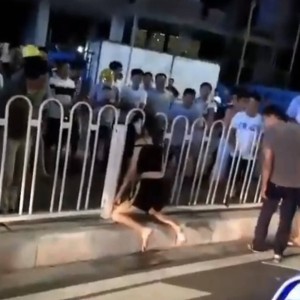 广东女子为图方便过马路扳倒护栏，引发社会热议