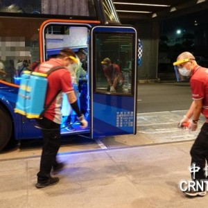 廉航省钱新招，旅客变身人体集装箱引发热议