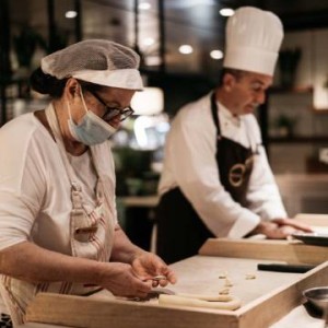 美食节目面面俱到：沉浸式体验带你走进美食宇宙，解决烹饪难题与情感连接