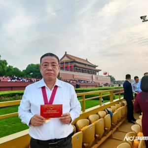 毛新宇一家的荣耀时刻，九三阅兵中的家国情怀