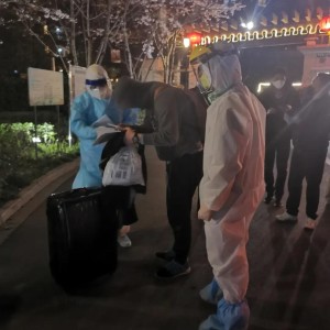 机场的拥抱，小女孩与退伍妈妈的感人重逢