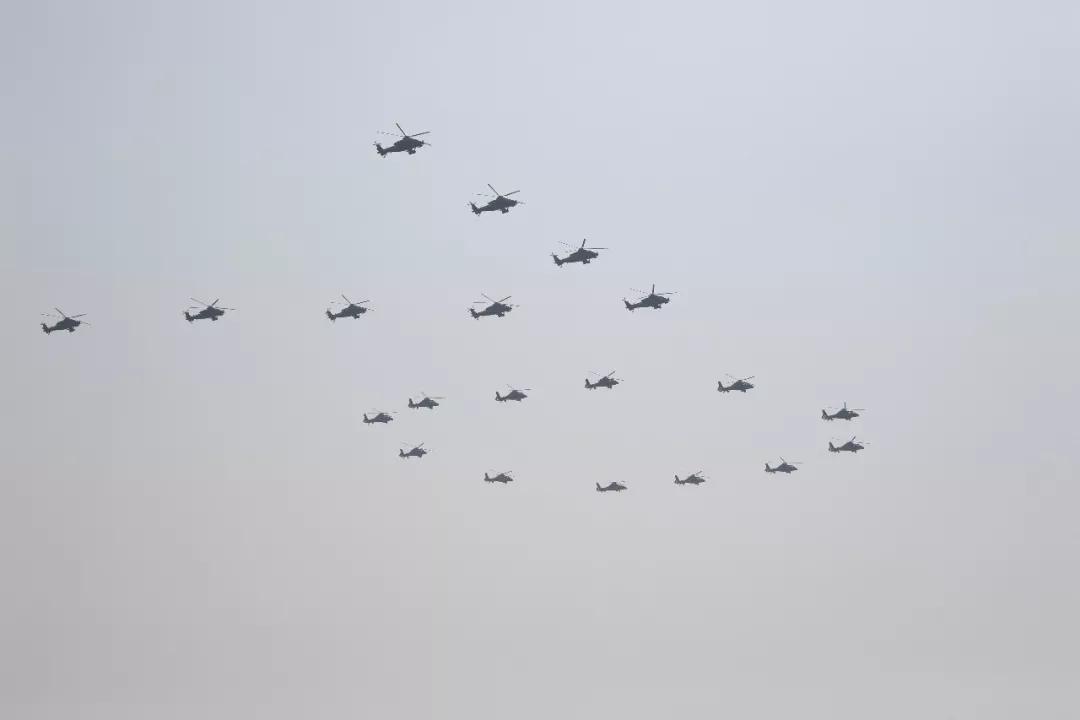 空中的忠诚，3架阅兵备份机临近天安门时返航的感动时刻