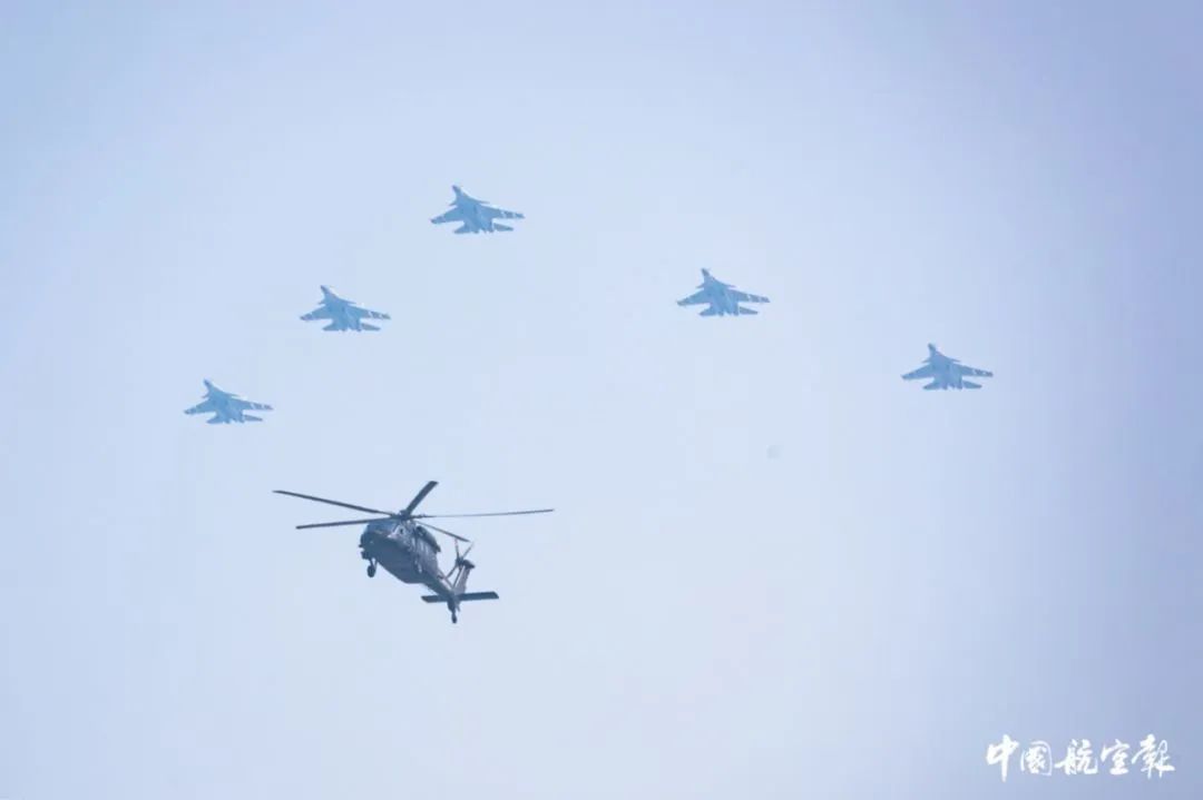 空中的忠诚，3架阅兵备份机临近天安门时返航的感动时刻
