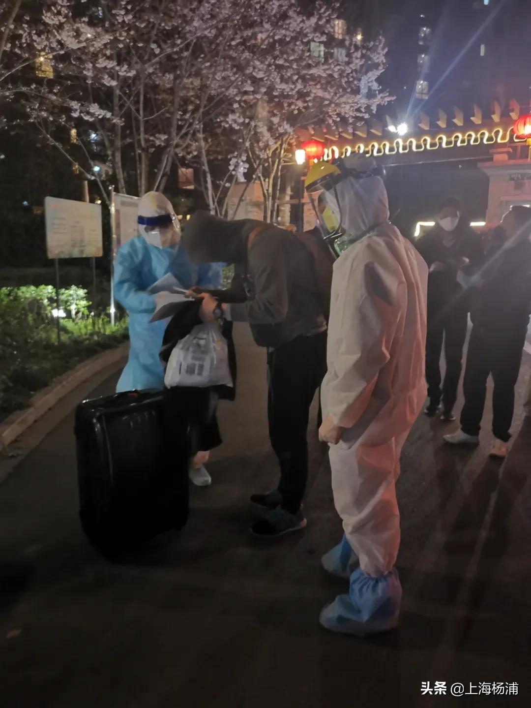 机场的拥抱，小女孩与退伍妈妈的感人重逢