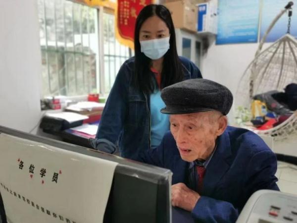 机场的拥抱，小女孩与退伍妈妈的感人重逢
