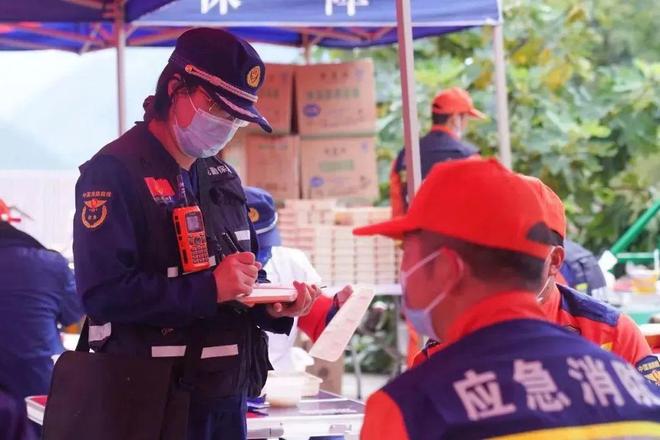 四川消防英雄，训练中的意外与不屈不挠的精神