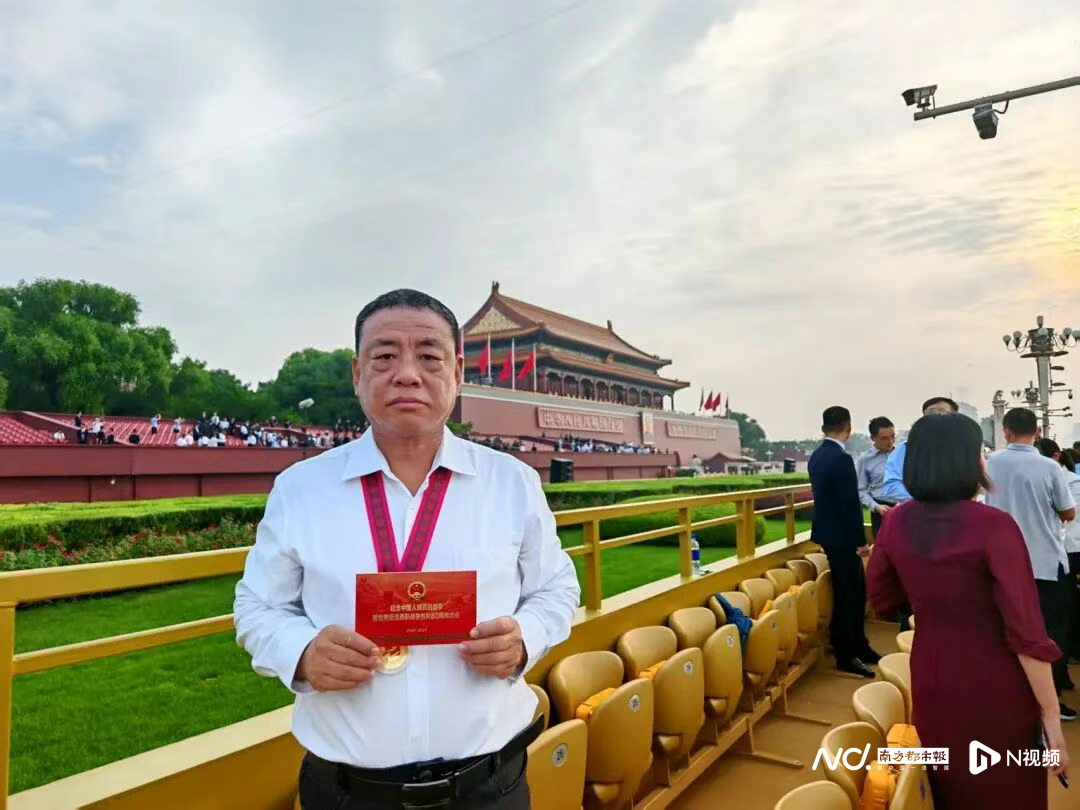 毛新宇一家的荣耀时刻，九三阅兵中的家国情怀
