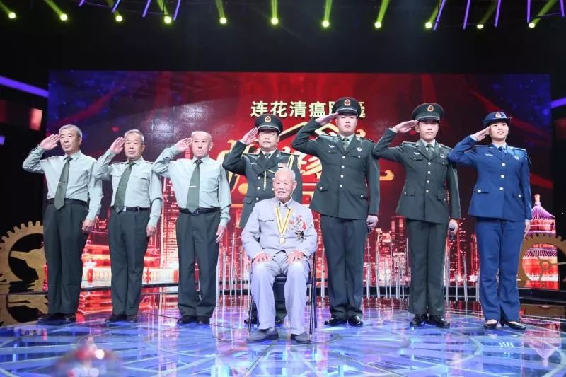 毛新宇一家的荣耀时刻，九三阅兵中的家国情怀