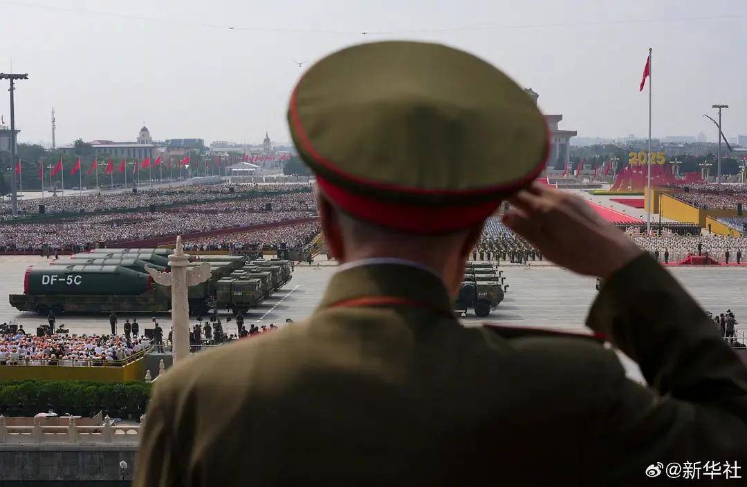 毛新宇一家的荣耀时刻，九三阅兵中的家国情怀