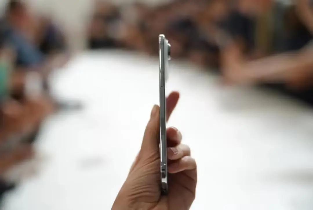 广东自媒体达人揭秘，史上最薄iPhone即将亮相，轻薄设计引领新潮流