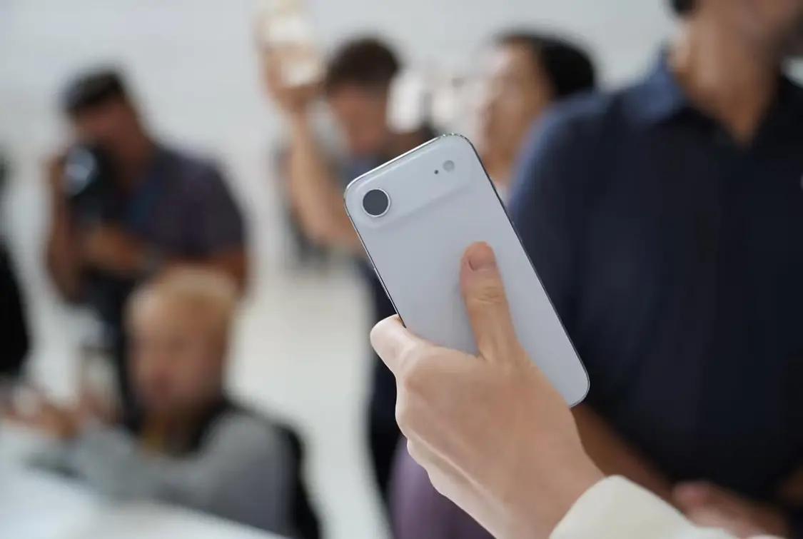 广东自媒体达人揭秘，史上最薄iPhone即将亮相，轻薄设计引领新潮流