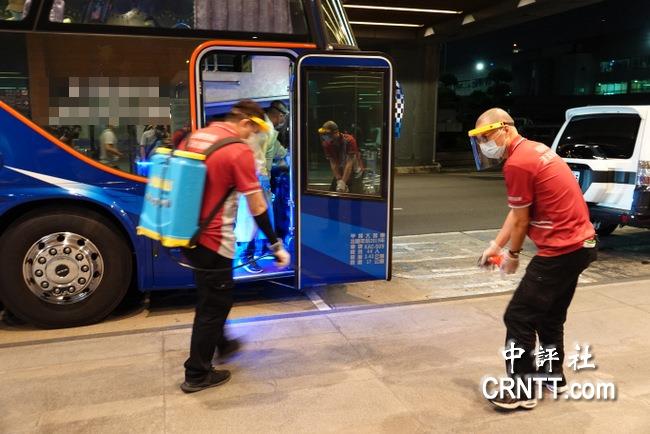 廉航省钱新招，旅客变身人体集装箱引发热议