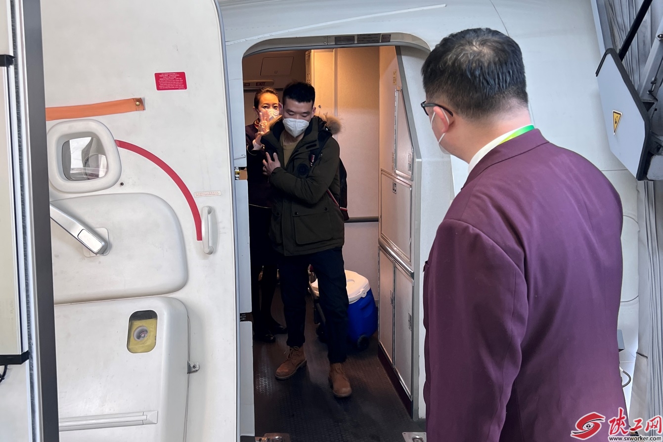 廉航省钱新招，旅客变身人体集装箱引发热议