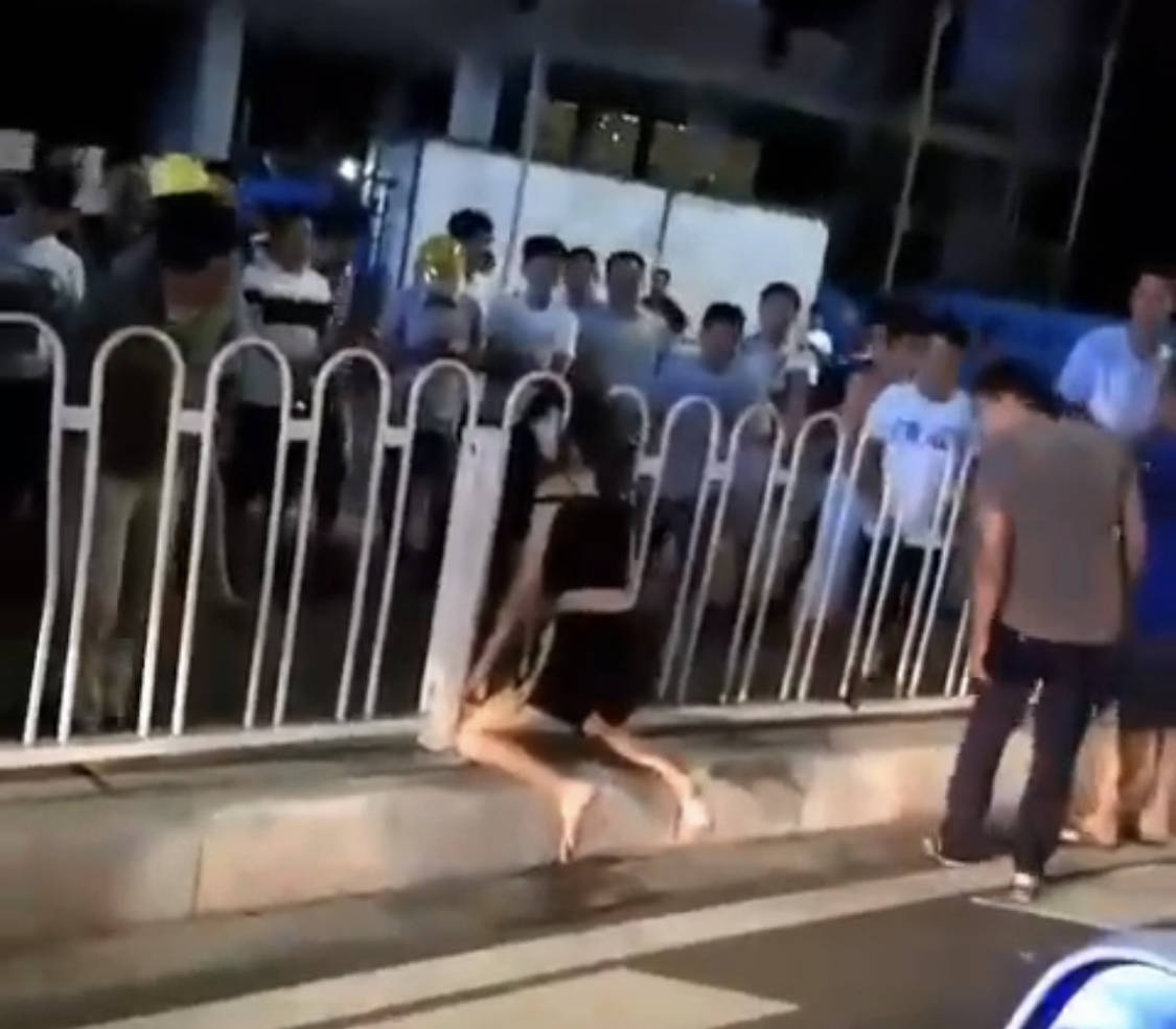 广东女子为图方便过马路扳倒护栏，引发社会热议