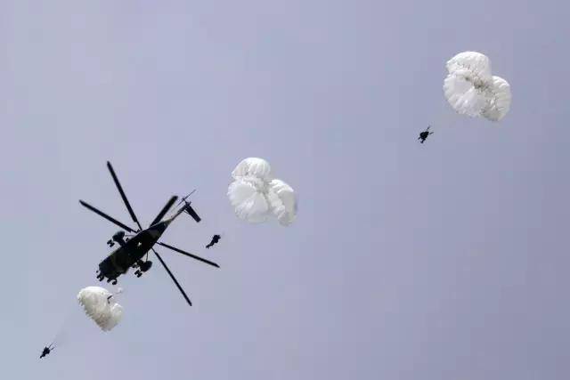 广东自媒体空降兵班组轻武器全体验，从跳伞到射击，感受特种兵的极限挑战