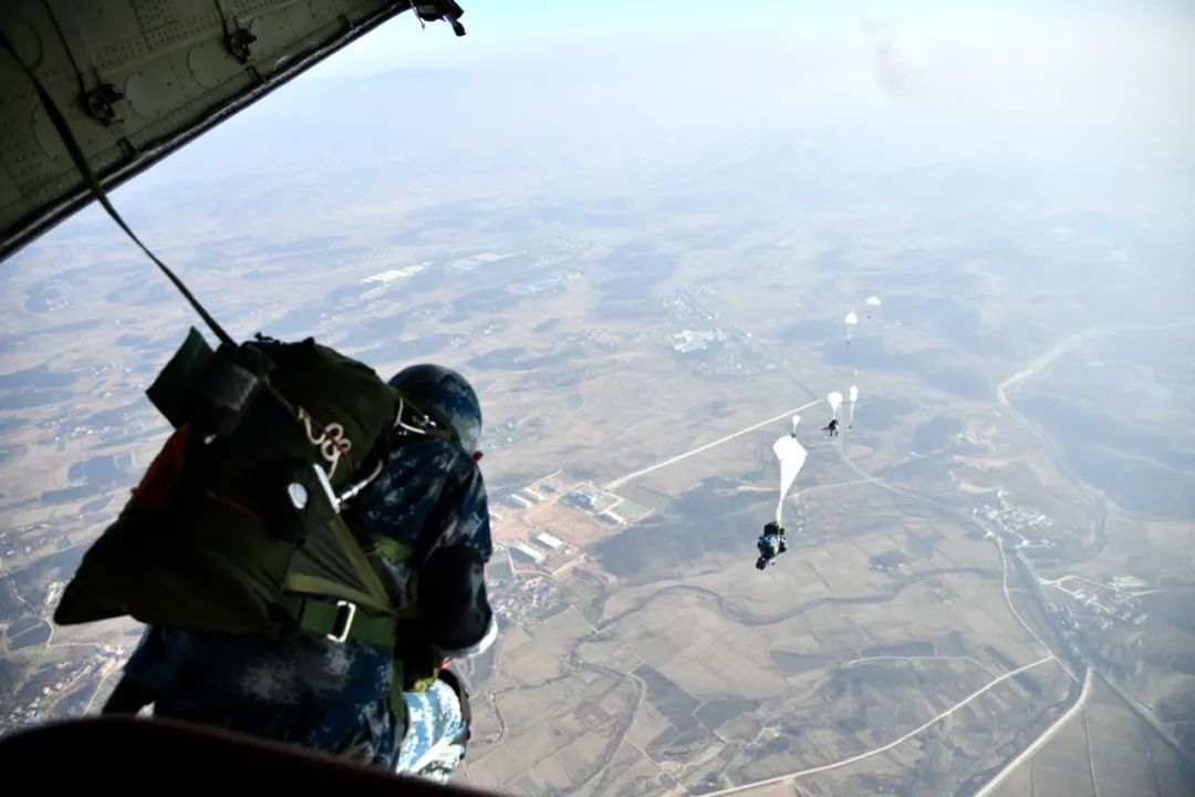 广东自媒体空降兵班组轻武器全体验，从跳伞到射击，感受特种兵的极限挑战
