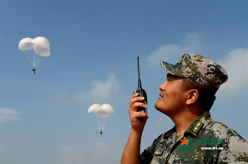 广东自媒体空降兵班组轻武器全体验，从跳伞到射击，感受特种兵的极限挑战