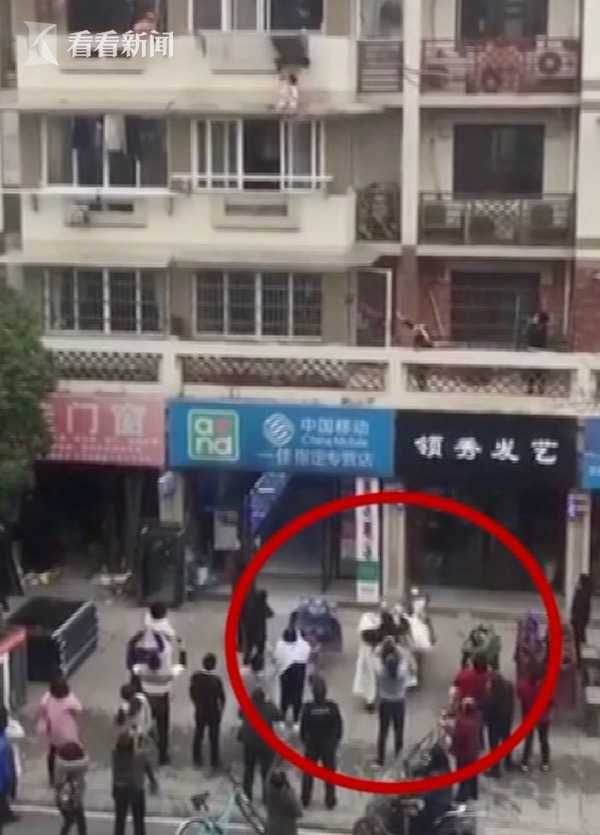 奇迹生还，女童20楼坠至13楼雨棚，业主英勇拽住