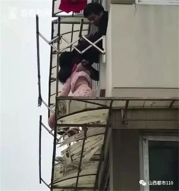 奇迹生还，女童20楼坠至13楼雨棚，业主英勇拽住