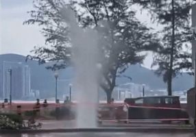 台风逼近香港，海水倒灌惊现3米高喷泉，市民紧急应对