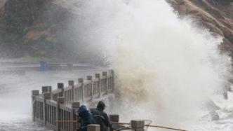 台风逼近香港，海水倒灌惊现3米高喷泉，市民紧急应对