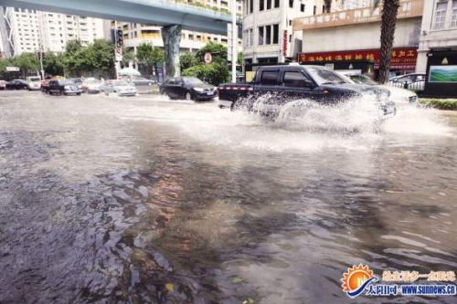 台风逼近香港，海水倒灌惊现3米高喷泉，市民紧急应对