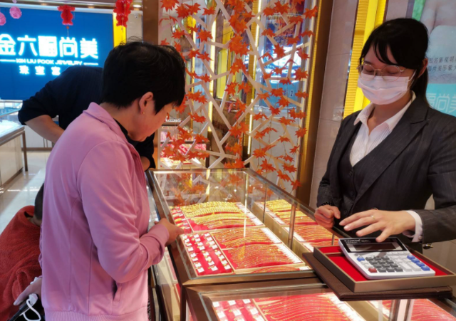 十一黄金周前金价再创新高，金店铂金柜台成新宠