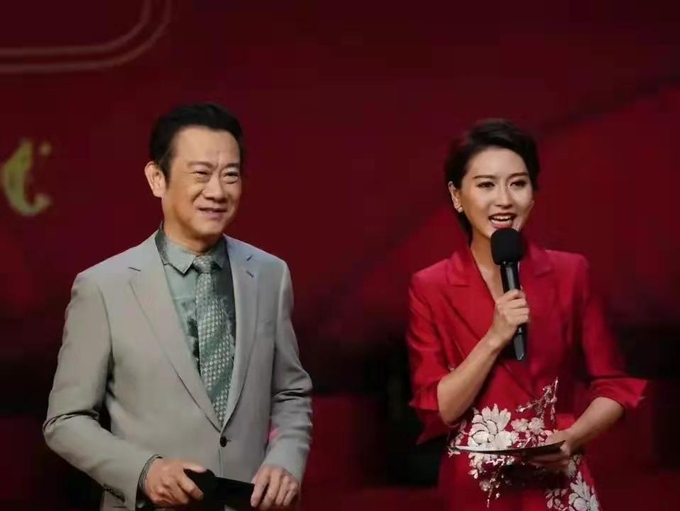 美食娱乐大赢家主持人照片：揭秘镜头背后的真实魅力与专业形象