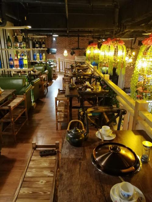 美食娱乐天地：星级餐厅与街头小吃的美味冒险，主题乐园与夜生活的欢乐体验