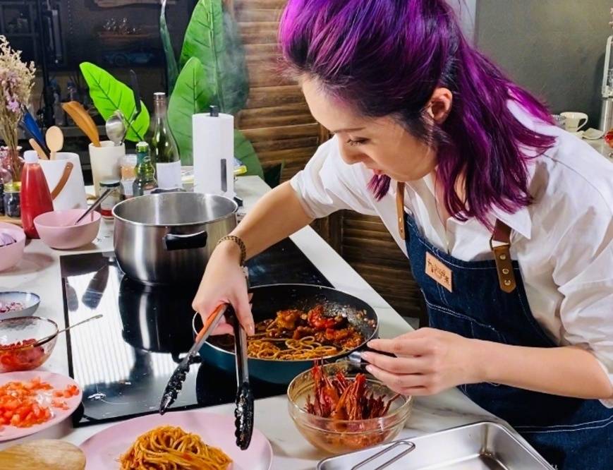 美食娱乐圈女主：揭秘她们如何用厨艺征服观众与解决人生难题