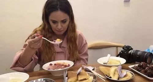 人气美食节目主持人：揭秘美食背后的故事与职业魅力，带你品味人生乐趣